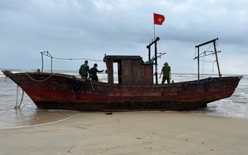 Tàu gỗ không người trôi dạt vào bờ biển Quảng Trị