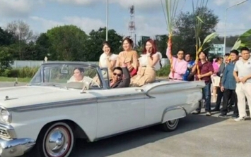 Cô dâu lái xe mui trần, đem sinh lễ "khủng" đến cầu hôn chú rể gây bão mạng