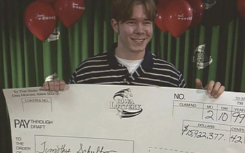 Quyết định bất ngờ của nam sinh viên nghèo bỗng dưng trúng độc đắc 500 tỷ đồng khiến cuộc đời thay đổi sau 27 năm