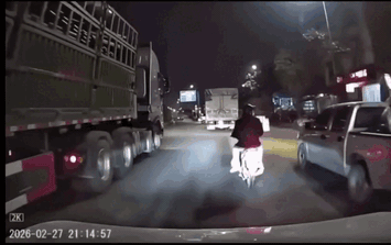 Hà Nội: Công an làm việc với tài xế, dựng lại hiện trường vụ xe bán tải tạt đầu xe máy khiến 3 người ngã xuống đường