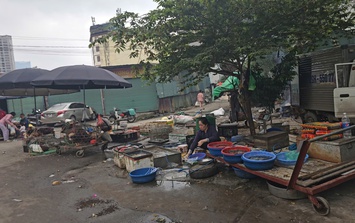 Hà Nội: Một buổi sáng trong 'chợ cấm' đầy nhếch nhác và nỗi lo an toàn thực phẩm?