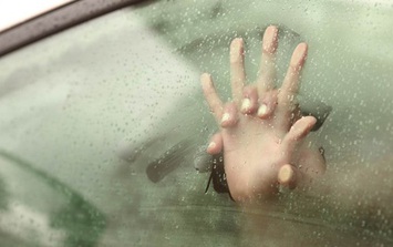 Tận mắt thấy 'cảnh nóng' của người vợ ngoại tình trong xe ô tô, chồng làm điều dại dột rồi ân hận