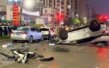 Công an xác định nguyên nhân ban đầu ô tô Lexus tông loạt xe trên phố Trung Kính (Hà Nội)