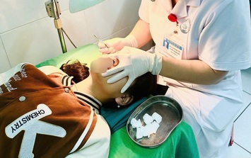 Gắp thành công giun lươn dài 1,5 cm sống ký sinh trong mắt bệnh nhân