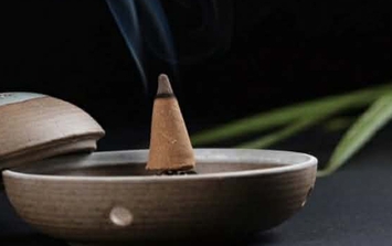 Những thời điểm nên xông trầm hương để trừ tà và chiêu tài, dẫn lộc 