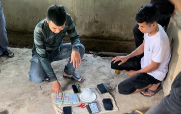 Rủ nhau lên nhà hoang trên núi đánh bạc