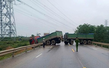 Va chạm với xe đầu kéo, 2 phụ nữ đi xe máy tử vong