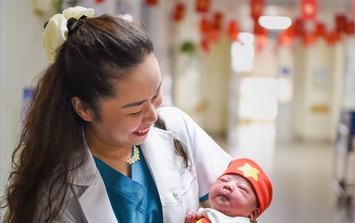 Tiếng khóc của bé 1,1kg và khoảnh khắc nín thở giữa hai sinh mạng của nữ bác sĩ