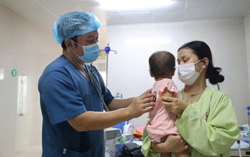 Bé 15 tháng tuổi ở Ninh Bình bị ô tô cán qua người và 4 ngày giành giật sự sống nghẹt thở