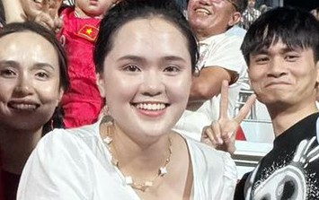 Bà xã Duy Mạnh gây chú ý khi đeo dây chuyền 300 triệu đồng đi cổ vũ chồng