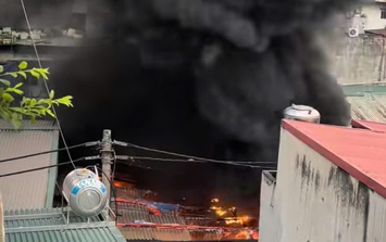 Cháy kho đông lạnh trong ngõ nhỏ Hà Nội, thiêu rụi nhiều xe máy