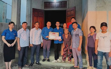 Khen thưởng nam sinh lớp 10 cứu hai người đuối nước