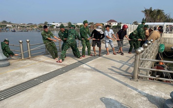 Một tàu cá bị chìm khi đang neo đậu ở cảng du lịch