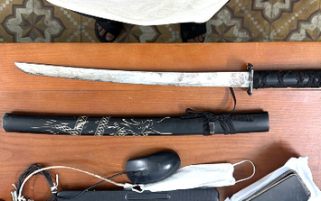 Nhóm thanh thiếu niên 'thủ' kiếm, chạy xe rượt đuổi nhau trên phố