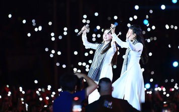 Khán giả bật đèn flash, lightstick, tạo thành bầu trời sao  hoà nhịp cùng nghệ sĩ trong 'Âm vang Tổ quốc'