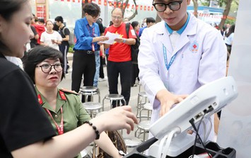 Ngày Sức khỏe toàn dân 7/4: Người dân hào hứng khám, trải nghiệm tại các gian hàng y tế