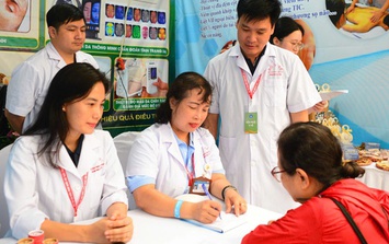 Đông đảo người dân được khám, tư vấn sức khỏe miễn phí tại Lễ mít tinh phát động Ngày Sức khỏe toàn dân