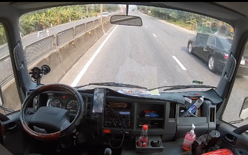 Tài xế xe tải cứu kịp thời bé gái chập chững đi giữa quốc lộ 1