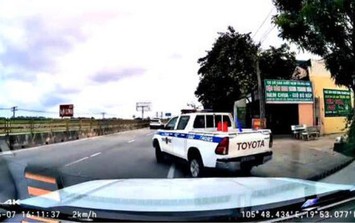 Video CSGT dẫn đường đưa cháu bé nguy kịch đi cấp cứu kịp thời