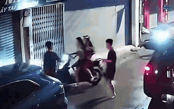Hà Nội: Làm rõ vụ hai cô gái bị nam thanh niên chặn xe, đấm đá lúc nửa đêm ở Xuân Đỉnh