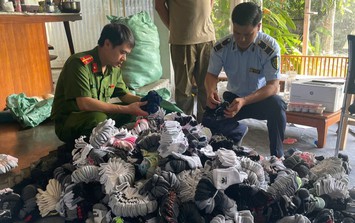 Hà Nội: Triệt phá điểm tập kết hơn 5.400 sản phẩm Nike, Adidas, Puma giả mạo bên bờ sông Nhuệ