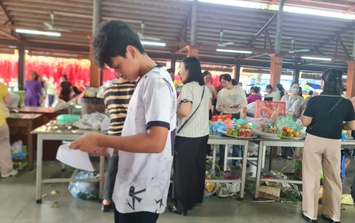Sĩ tử và phụ huynh Hà Nội hồi hộp đến chùa Đậu cầu may trước 'cuộc đua' vào 10 căng thẳng