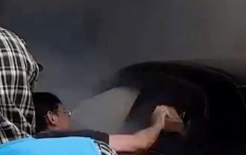 Ô tô tông vào cửa hàng tạp hóa bốc cháy, tài xế mắc kẹt bên trong