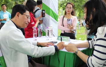 Người dân hào hứng khám sức khỏe miễn phí tại Ngày Dinh dưỡng cộng đồng Việt Nam lần 6