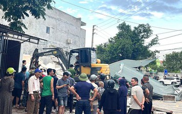 Căn nhà bất ngờ đổ sập khi đang sửa chữa, 3 nạn nhân bị vùi lấp