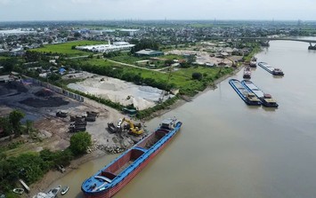 'Ma trận' bến bãi và những 'mố cẩu' đầy dấu hỏi ven sông Luộc ở Hưng Yên