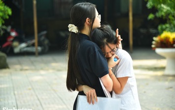 Sĩ tử Hà Nội bật khóc nức nở sau môn Toán kỳ thi lớp 10