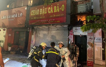 Hà Nội: Kịp thời giải cứu 4 người mắc kẹt trong vụ cháy cửa hàng trên phố Hàng Vôi