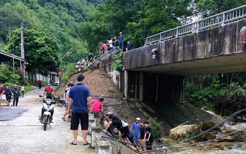 Ô tô chở dầu mất phanh tông vào lan can cầu, tài xế văng xuống suối tử vong