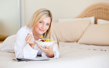 Ăn gì để ngủ ngon? 8 thực phẩm có sẵn trong bếp giúp cơ thể dễ đi vào giấc ngủ hơn