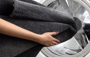 Cách giặt thảm lông bằng máy giặt đảm bảo không bị rụng lông, vón cục