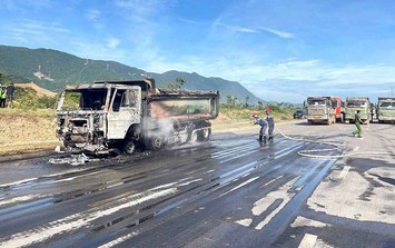 Đang lưu thông xe tải bốc cháy dữ dội