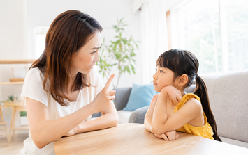 Đến tuổi trưởng thành mới hiểu: Có 4 kiểu người mẹ 'kéo lùi' con cái