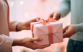 Tặng quà cũng cần EQ: 4 món quà người tinh tế thường tránh tặng người khác