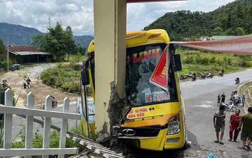 Xe khách mất phanh lao thẳng vào cổng trường học ở Tuyên Quang
