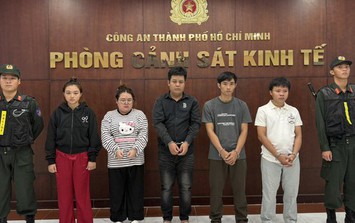 Công an TPHCM bắt vợ chồng chủ xưởng giày cùng 3 nhân viên