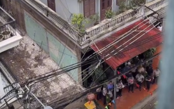 Cưỡng chế phá dỡ ban công nhà người đàn ông xịt nước vào thợ xây ở Hà Nội