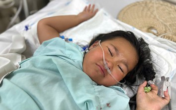 MS 1097: Bé gái 7 tuổi nguy kịch vì bị tường đổ đè trúng người cần sự giúp đỡ để vượt qua ca điều trị nặng