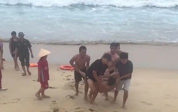 Cứu sống 3 cha con du khách Hà Nội bị sóng cuốn khi tắm biển ở Quảng Ngãi