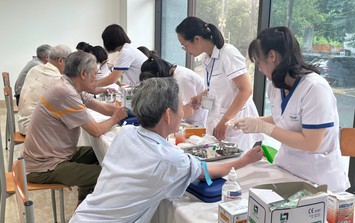 Phường Hoàng Liệt: Khám sức khỏe, tặng quà tri ân cho người có công, đối tượng chính sách
