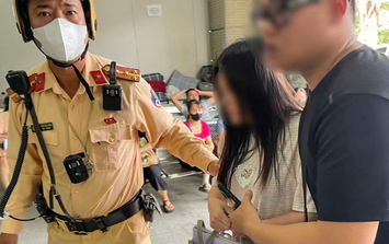 CSGT Hà Nội kịp thời mở đường đưa sản phụ chuyển dạ đến bệnh viện, mẹ tròn con vuông