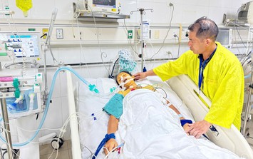MS 1100: Xót xa gia cảnh mẹ nguy kịch trong phòng hồi sức, con trai bại não mòn mỏi chờ mẹ trở về