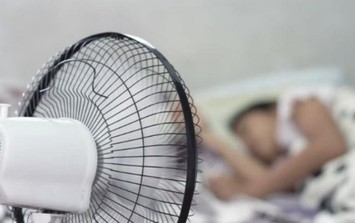 Mẹo bật quạt khi ngủ không lo bị cảm lạnh hay khô da