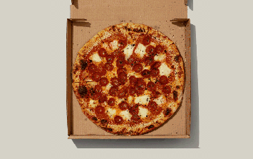 Vì sao bánh pizza hình tròn lại được đựng trong hộp vuông và cắt thành hình tam giác?
