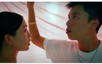 Phương (Lưu Ly) bối rối khi Khánh (Long Vũ) nắm tay