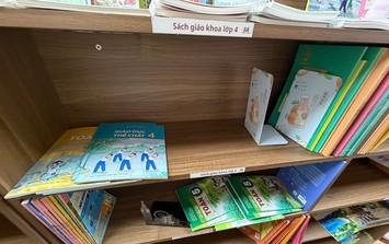 Phụ huynh 'đỏ mắt' không mua được sách giáo khoa, Nhà xuất bản nói gì?